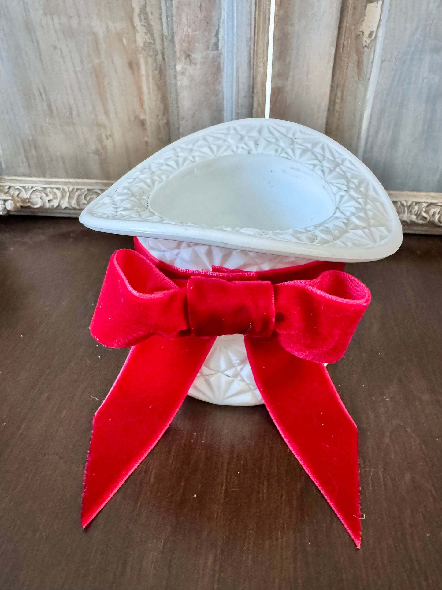 Vintage Daisy & Buttons Milk Glass Top Hat with Tree & Ribbon