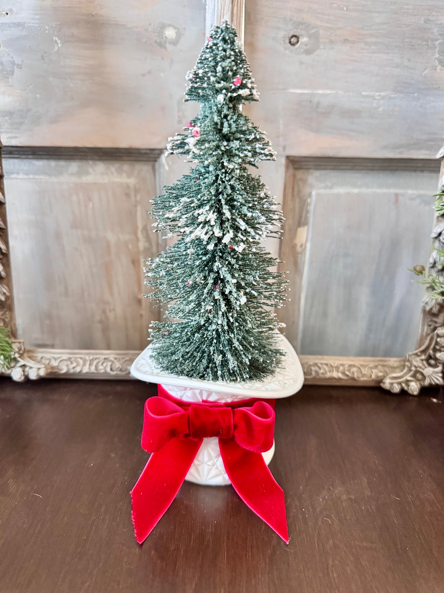 Vintage Daisy & Buttons Milk Glass Top Hat with Tree & Ribbon