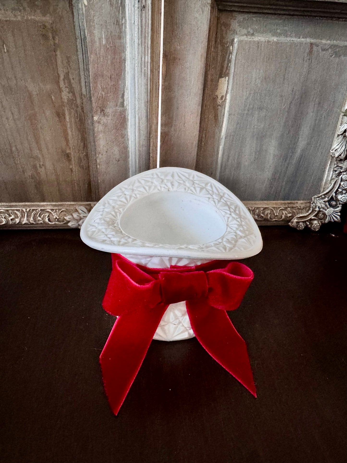 Vintage Daisy & Buttons Milk Glass Top Hat with Tree & Ribbon